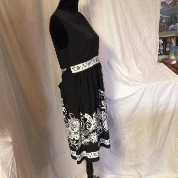 Timeless black dress with white embroidery & accented bodice - Picture 4 of 5
